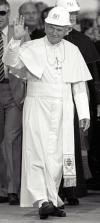 En esta foto de archivo de 1978 el Papa fue captado en Roma después de realizar una visita al sacerdote polaco Andrej Maria Deskur  en el hospital Gemelli