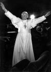 El Papa Juan Pablo II aparece en esta foto con vestimenta industrial  en una reunión que sostuvo con trabajadores de una fábrica de acero en Sideny en noviembre de 1986