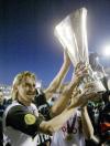 Un durísimo disparo de Sylvain N'Diaye, que repelió con dificultades Cañizares, fue uno de los pocos sustos de los valencianistas, que en el tramo final se dedicaron a saborear el brillante momento que viven, tal vez, la época de oro del Valencia, con dos Ligas, una Copa de la UEFA, una Copa del Rey y una Supercopa de España en los cinco últimos años, a los que se unen dos subcampeonatos de la Liga de Campeones.
