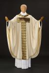 Este es el modelo de sotana que el sacerdote utilizará para la ceremonia religiosa.