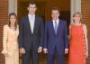 Letizia Ortiz, la novia (izq) , el príncipe Felipe, (segundo izq) fueron captados junto al primer ministro español Jose Luis Rodríguez Zapatero y su esposa Sonsoles Espinosa