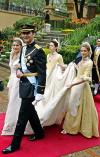 Ya a un paso más rápido, la pareja emprendió su regreso al Palacio Real, donde fue recibida por los mil 400 invitados al enlace y la banda de gaiteros de Asturias, que interpretó el himno de esta región y 'La Marcha de Mayo' en honor de los novios.