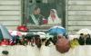 Ya a un paso más rápido, la pareja emprendió su regreso al Palacio Real, donde fue recibida por los mil 400 invitados al enlace y la banda de gaiteros de Asturias, que interpretó el himno de esta región y 'La Marcha de Mayo' en honor de los novios.