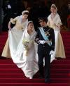Miles de españoles ovacionaron a su futura reina, quien lució el vestido diseñado por el modisto Manuel Pertegaz con cuatro metros y medio de cola.