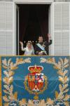 Los Príncipes de Asturias saludaron desde uno de los balcones del Palacio Real a los españoles, en una de las imágenes más esperadas del día .