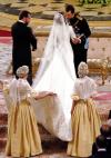 La lluvia obligó a cambiar el recorrido previsto del cortejo nupcial de la novia, cuyo traje llevaba una cola de 4,5 metros, que tuvo que ser trasladada a la puerta de la catedral en un Rolls Royce en lugar de hacerlo a pie.