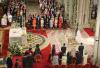 La lluvia obligó a cambiar el recorrido previsto del cortejo nupcial de la novia, cuyo traje llevaba una cola de 4,5 metros, que tuvo que ser trasladada a la puerta de la catedral en un Rolls Royce en lugar de hacerlo a pie.