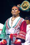Un escenario a modo para el retiro del múltiple campeón mexicano, quien padeció los síntomas del tiempo, pues se vio lento.
Aquí al final con la famosa Ana Gabriela Guevara quien acudió a felicitarlo por el triunfo merecido.
