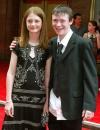 En 'Harry Potter y el Prisionero de Azkabán' Harry y sus amigos regresan para el tercer años en la Escuela de los Hogwarts para Hechicería y Magia.
Se ven forzados a enfrentar a un mago asesino que se ha escapado de prisión. 



James Phelps lució un elegante porte a su paso por la alfombra roja
