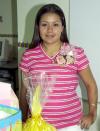 Karla Janeth García de López, capatada en la fiesta de canastilla que le ofrecieron por el próximo nacimiento de su bebé.