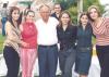 Señor Eusebio Padilla González con sus nietas Karina Gómez Padilla, Solvia Gómez de Garnier, Angélica Torres Padilla, Fabiola Padilla Muñoz y Elena Faudoa Padilla, en el festejo que le ofrecieron por sus 82 años de vida.