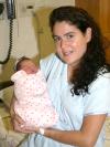 La recién nacida María Isabel en brazos de su mamá, Ana Grabriela Segura de Schroeder.