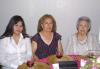  27 de mayo   
Elsa Rojas de Silva acompañada de sus hijas Verónica, Patricia y Saira, en el convivio que le ofrecieron en días pasados por su cumpleaños.