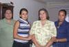  27 de mayo   
Elsa Rojas de Silva acompañada de sus hijas Verónica, Patricia y Saira, en el convivio que le ofrecieron en días pasados por su cumpleaños.