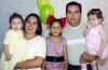 Andrea Zermeño acompañada de sus papás en el convivio que le ofrecieron por su cumpleaños.