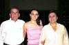 Andre Monroy acompañada de sus papás, Humberto y María Monroy, en pasado festejo social.
