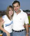 Ana Karla Marín y Lic. García Araluce comparten su amor por el beisbol.