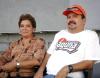 Cada apasionado del deporte se divierte a su manera; Óscar Alvarado observa del beisbol en compaña de su hijo Karin Alvarado; Óscar apoya al equipo de casa y dice que es un buen espectáculo.