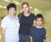  31 de mayo   
Irma Limones de Lozano llegó de Ciudad Juárez y fue recibida por Maricela y Cristian.