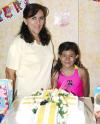  31 de mayo   
Mara Fernanada Mena Callazo acompañada de su mamá, Mara Santa Callazo de Mena, en el sestejo que se le ofreció por su cumpleaños.