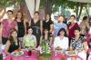  01 de Junio   
Damas asistentes a la fiesta de canastilla que se le ofreció a la señora Alejandra de Necochea, la cual tuvo lugar rn los jardines del Parque España.