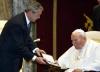 Juan Pablo II también afirmó que el terrorismo ha sacudido las relaciones entre los estados y ha creado dificultades en las conciencias civiles y religiosas y pidió a EU y a Europa que colaboren juntos para poder afrontar los graves problemas que afectan al mundo y garantizar la paz.