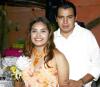 Selena Salazar y César Castillo Navarro, captados en la despedida de solteros que les ofrecieron por su próximo matrimonio.