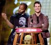Ashton Kutcher presentó la actuación de ' Bestie Boys' en el escenario.

Amenizaron los Beastie Boys, Yeah Yeah Yeahs y D12, grupo que contó con la participación de Eminem quien sorprendió a la audiencia cuando se bajó los pantalones y enseñó su parte trasera.