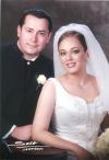 Lic. Eduardo Hernández Medina y Lic. Blanca Flor Rodríguez López recibieron la bendición nupcial en la parroquia  de San Pedro Apóstol el sábado 24 de abril de 2004