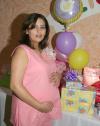 Claudia Rodríguez de manzo espera la llegada de su bebé y por tal motivo, recibió numerosos obsequios.