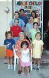 Consuelo Villegas de Huerta acompañadad de sus nietos, en la fiesta de cumpleaños que le ofrecieron en días pasados.