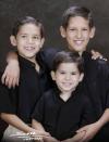 Niños Arturo, David y Alejandro Padilla Ortiz caprtados en una fotografía de estudio.