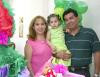 La pequeña Valeria Rodríguez  Olivares con sus papás Martha Elena Olivares y José Francisco Rodríguez Reyes en su fiesta por su segundo cumpleaños celebrado en días pasados