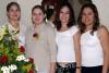  18 de Junio    Alejandra Castillo M. acompañada de sus amigas, en la despedida de soltera que se le ofreció.