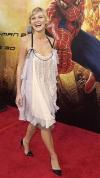 La novia del superhéroe en la cinta, Kirsten Dunst, también complació a varios asistentes a la premiere al saludarlos de mano.