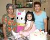 Nayma Lucía Huereca González en compañía de sus abuelitas en la fiesta que le ofrecieron por su segundo cumpleaños