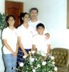 Carlos Flores Chibli con sus hijos Patty, Karla y Stephanie Flores González