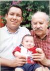 Sr. Heriberto Gutiérrez Alveartt con su hijo Heriberto Gutiérrez Valdivia y su nieto Heriberto Gutiérrez Trasfí en el festejo que le ofrecieron pos su setenta años de vida.