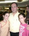 Raymundo Miranda con sus hijas Ale y Pau Miranda.