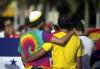 Decenas abrazaban a sus parejas, además de portar orgullosamente playeras con los colores del arcoiris.