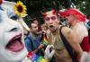 Bajo el lema “homocultura, multisexualidad y heterogeneidad” cientos de miles de personas más se manifestaron por el centro de Berlín y otras ciudades alemanas fueron escenario de similares manifestaciones del “Orgullo Gay”.