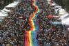 Millares de hombres y mujeres homosexuales protagonizaron festivas manifestaciones en diversas ciudades de Europa y América con motivo de la conmemoración del “Día Internacional del Orgullo Gay” (26 de junio), a las que asistieron también multitud de simpatizantes de su causa.