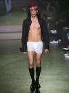 Arrancó la semana de la moda para varones temporada primavera - verano 2005 en Milán Italia.
Este es un modelo de creaciones Prada's.