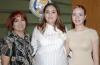 Alejandra Castellanos de Reyes en compañía de Lourdes Castellanos y Daniela Castellanos, organizadoras de su fiesta de canastilla.