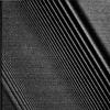 Las fotos muestran 'ondas de densidad', es decir, alteraciones en las partículas presentes en los anillos causadas por la energía de los satélites que pasan cerca.
La sonda Cassini-Huygens realizó con éxito la maniobra más peligrosa de su largo viaje y entró en la órbita de Saturno, el destino final de la misión científica conjunta de las agencias espaciales de Europa y EU.