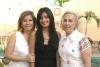 Lisset Díaz Moreno en su festejo prenupcial acompañada por su mamá, Laura Moreno de Díaz y su futura suegra, Leticia Ancira de Leal
