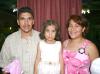 Abigaíl Vazquez Rivera en compañía de sus papás, en la fiesta que le ofrecieron por su quinto cumpleaños