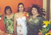 Érika Ibarra Flores junto a Olivia Flores de Banda y Virginia Flores Saavedra, en la despedida de soltera que le ofrecieron por su próxima boda con Arturo Banda Flores.