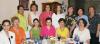  06 de julio

Norma Kwawikc, en compañía de algunas de las asistentes a su fiesta de regalos para bebé.