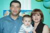 Luis Mario Valverde y Elia Aurora Maqueda con su hijo  el día de su primer cumpleaños de vida